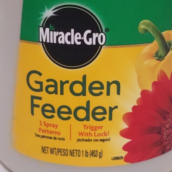 Miracle-Gro Garden Feeder with Water Soluble All Purpose Plant Food 1 lb. - Picture 3 of 8